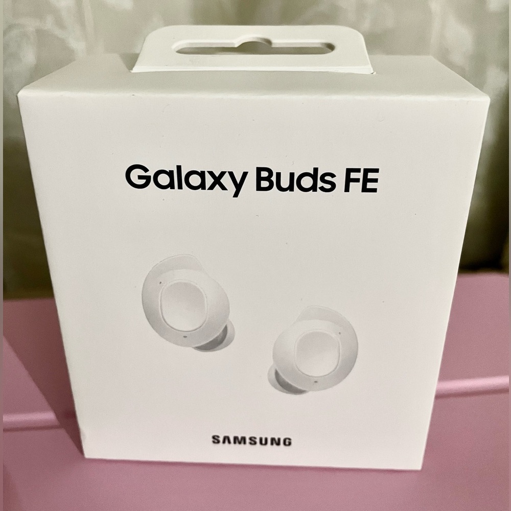 Samsung Galaxy Wireless Buds FE - White *New Sealed in Box*